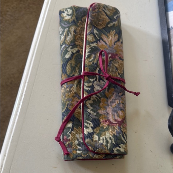 Elegant Floral tapestry Fabric jewelry storage Wrap to go - Picture 1 of 3